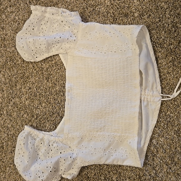 Hollister cinch crop too white - Picture 4 of 4